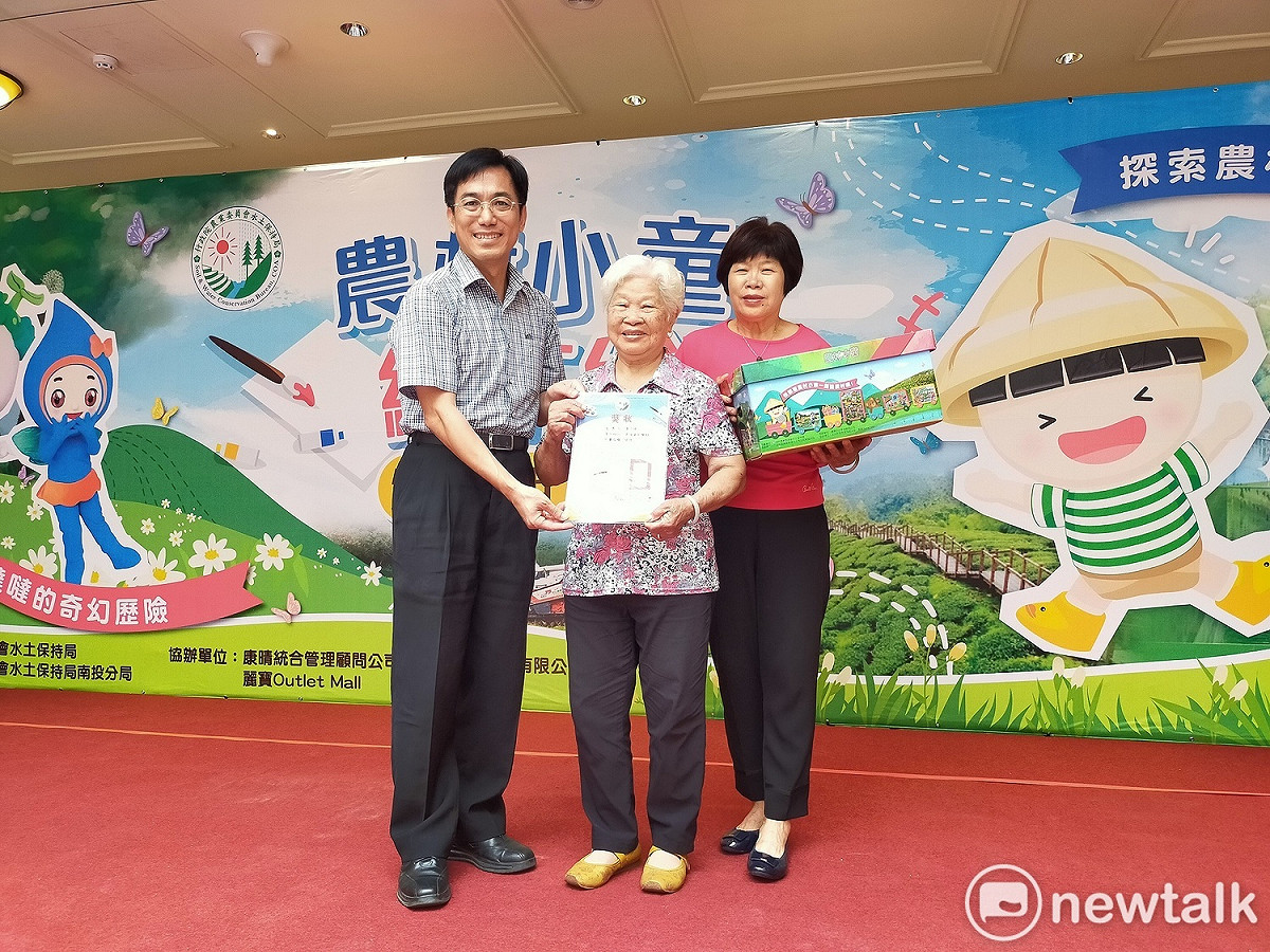 獲獎者年齡最高為90歲的黃凉妹。 圖 : 唐復年/攝