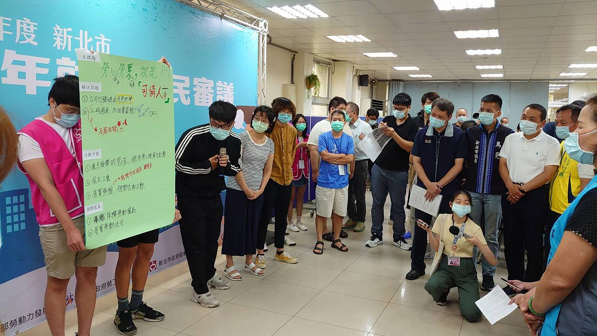 侯友宜聆聽小組代表報告成果，並與小組進行討論。 圖：新北市勞工局 / 提供
