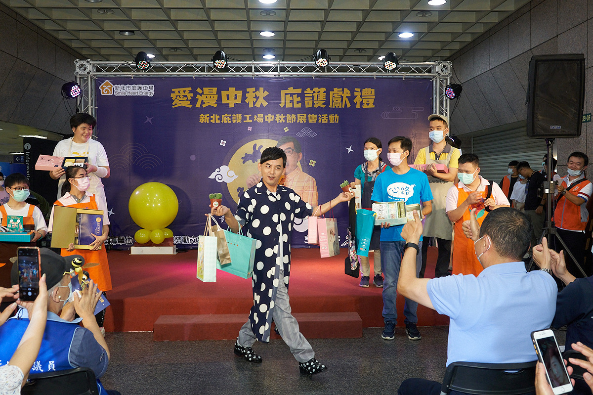 藝人黃子佼代言庇護工場中秋好物，與台下的侯友宜互動。 圖：新北市勞工局 / 提供
