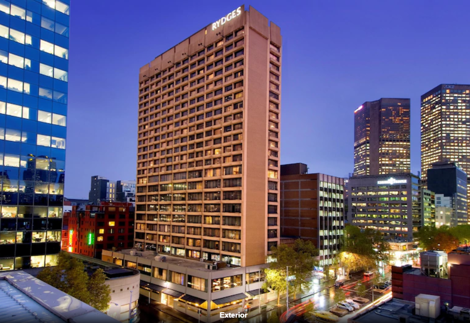 墨爾本確診一家住在瑞德斯飯店（Rydges Melbourne Hotel）。 圖：翻攝自瑞德斯飯店（Rydges Melbourne Hotel）官網