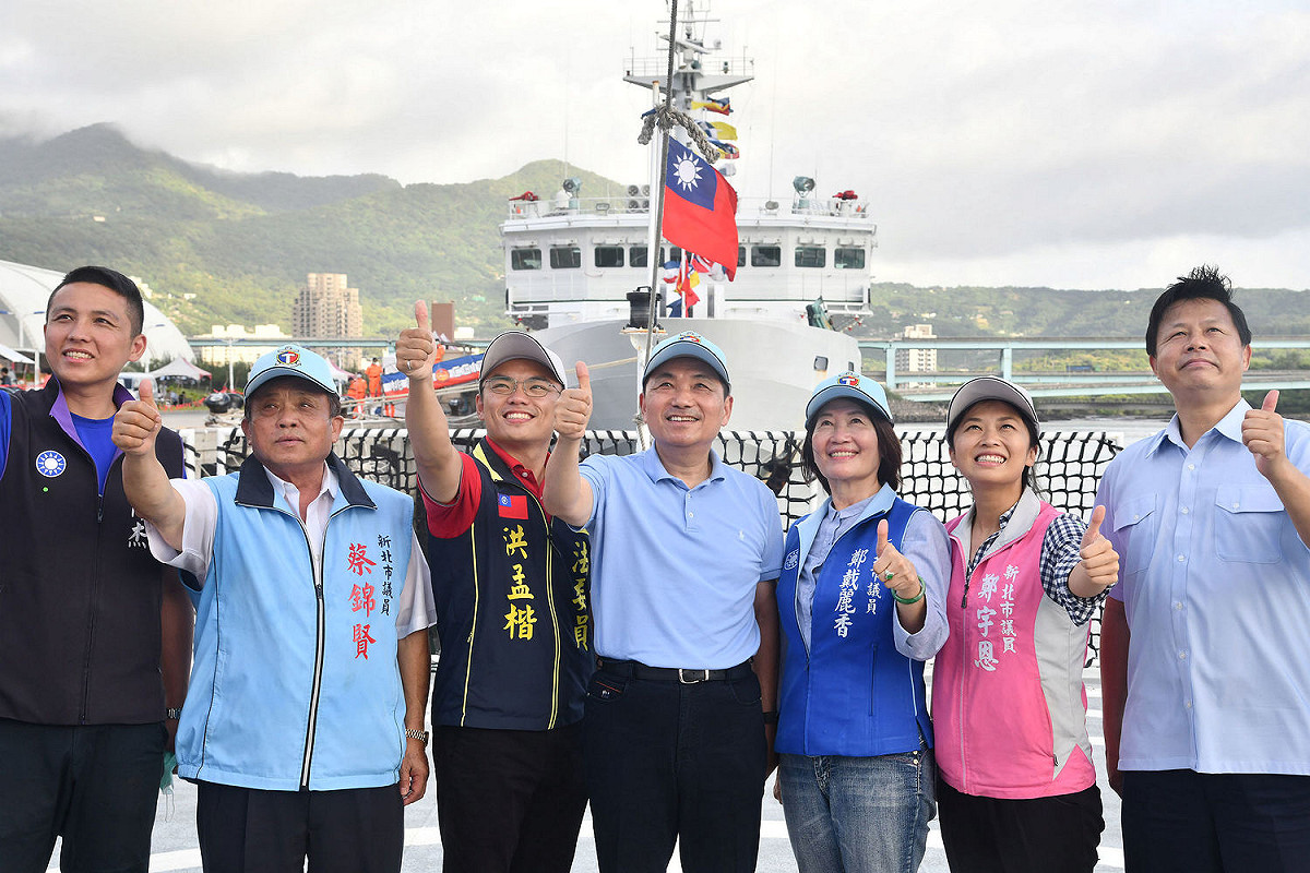 「新北振興168系列活動-港灣親水嘉年華」，侯友宜與當地民代一起登艦體驗。 圖：新北市政府提供