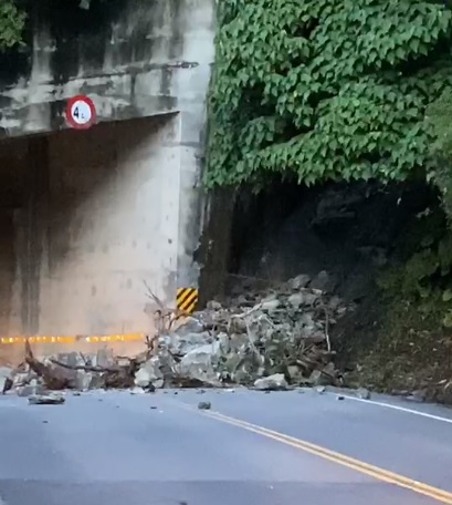 台9丁線39.4K處邊坡土石滑落，道路一度雙向阻斷。