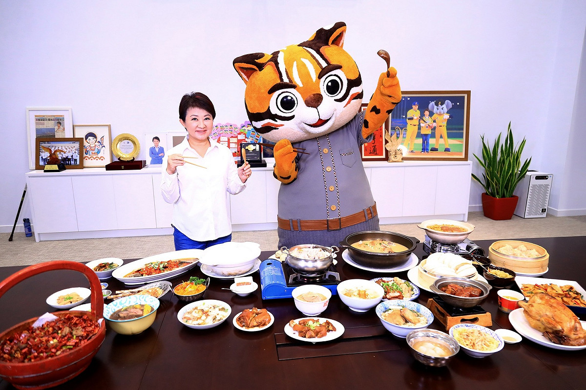 盧市長與虎爸開箱推薦必比登台中美食。 台中市政府/提供