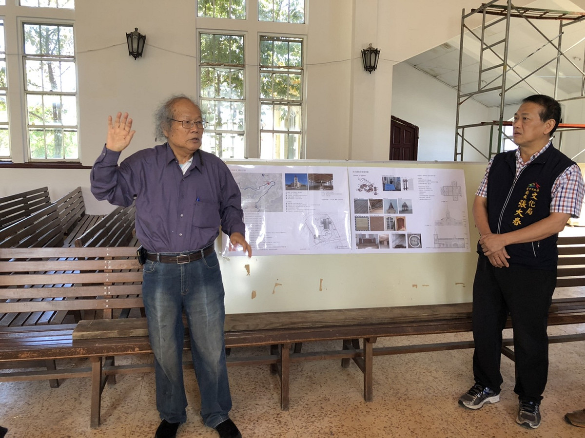 曾文吉建築師說明耶穌堂未來修復的設計方向。 台中市文化局/提供