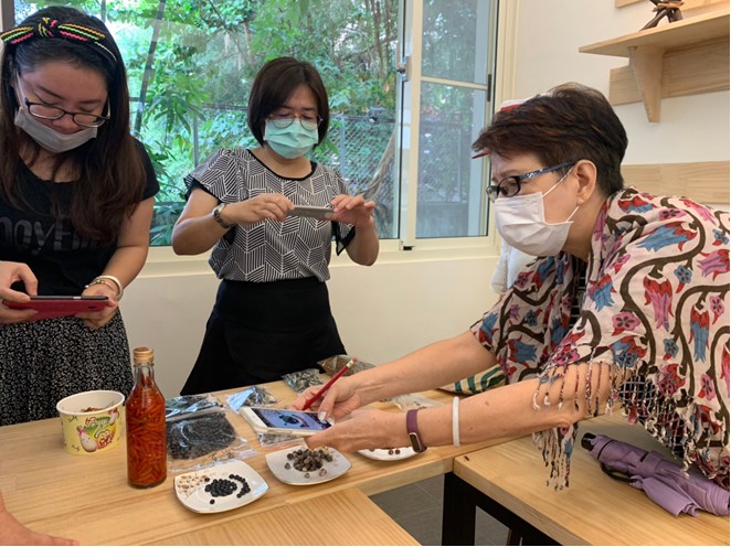 藉由實際觸摸原住民特色作物種子，讓大家可以了解到大自然給予原住民族的恩典。 圖：新北市政府原民局提供