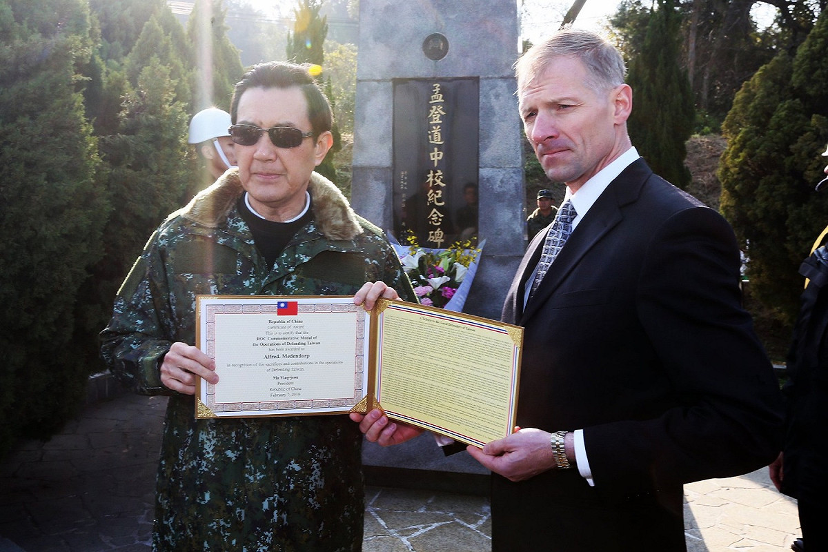 馬英九當年頒贈「保衛臺灣紀念章」給孟登道中校（Alfred Medendorp）與林恩中校（Frank W. Lynn），由美國在臺協會（AIT）代為受領。 圖：翻攝自馬英九臉書