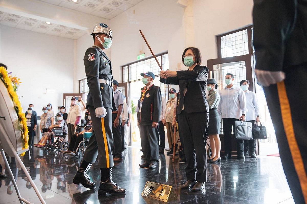 蔡英文今日上午前往金門太武山忠烈祠出席「八二三戰役62周年追思祭悼活動」，向英勇殉國的將士們上香、獻花。 圖：總統府／提供