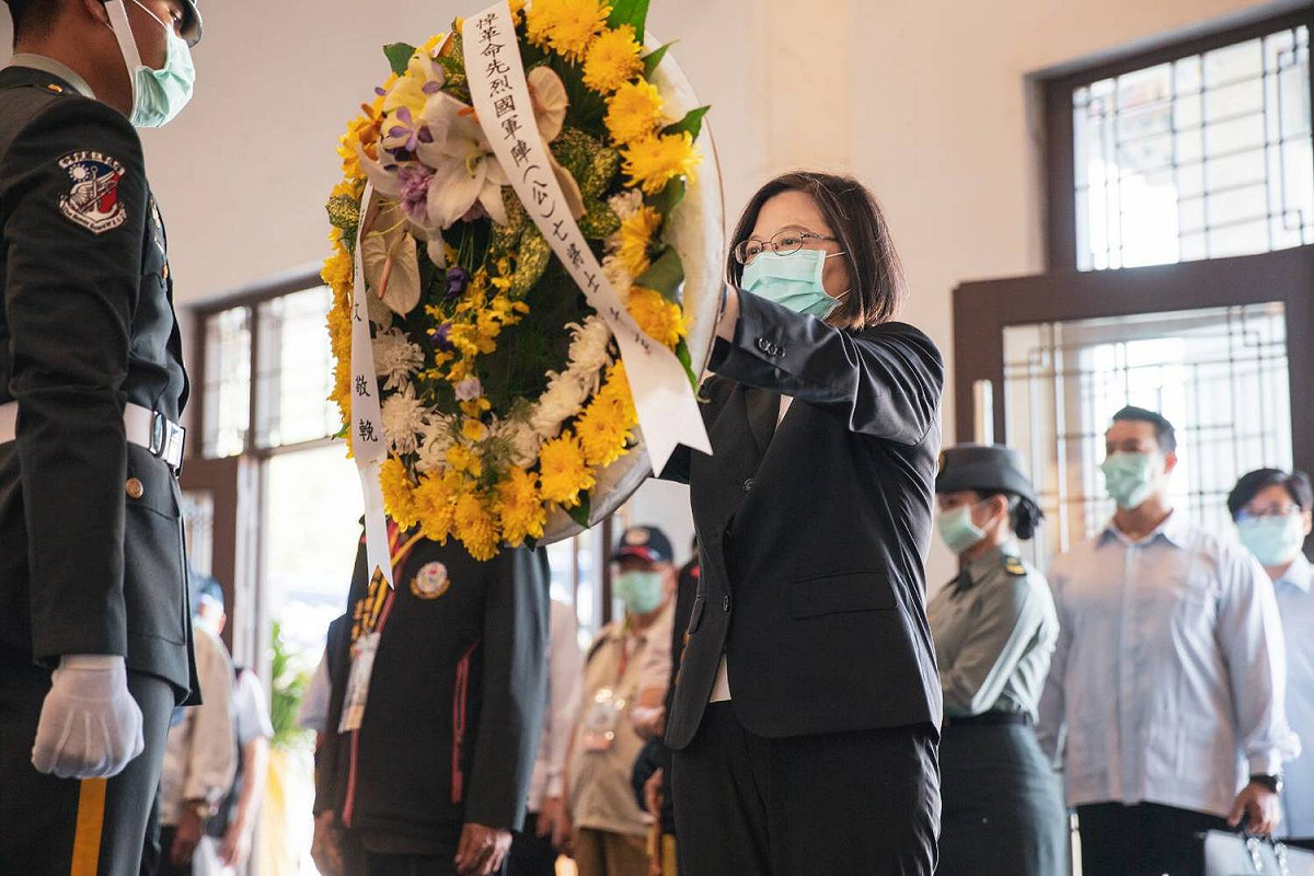 蔡英文擔任主祭，並向將士們上香、獻花、獻果及行三鞠躬禮，表達追思之意。 圖：總統府／提供