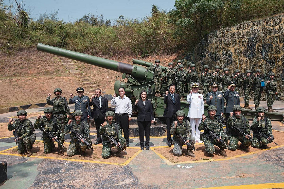 今日這場活動出席者包括國家安全會議秘書長顧立雄、國防部長嚴德發、參謀總長黃曙光、陸軍司令陳寶餘等人。 圖：總統府／提供