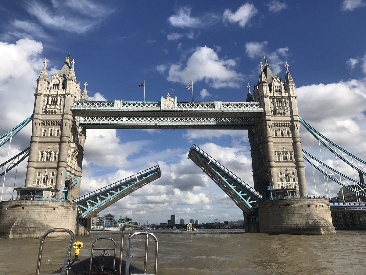 英國著名景點倫敦塔橋在當地時間22日下午升起後放不下來，時間達一個多小時。 圖：取自推特