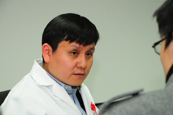 中國防疫專家、復旦大學附屬華山醫院感染科主任張文宏表示，疫苗只能幫助控制疫情，無法替代防疫工作，未來數年須保持常態化防疫。 圖：翻攝自復旦大學附屬華山醫院網站