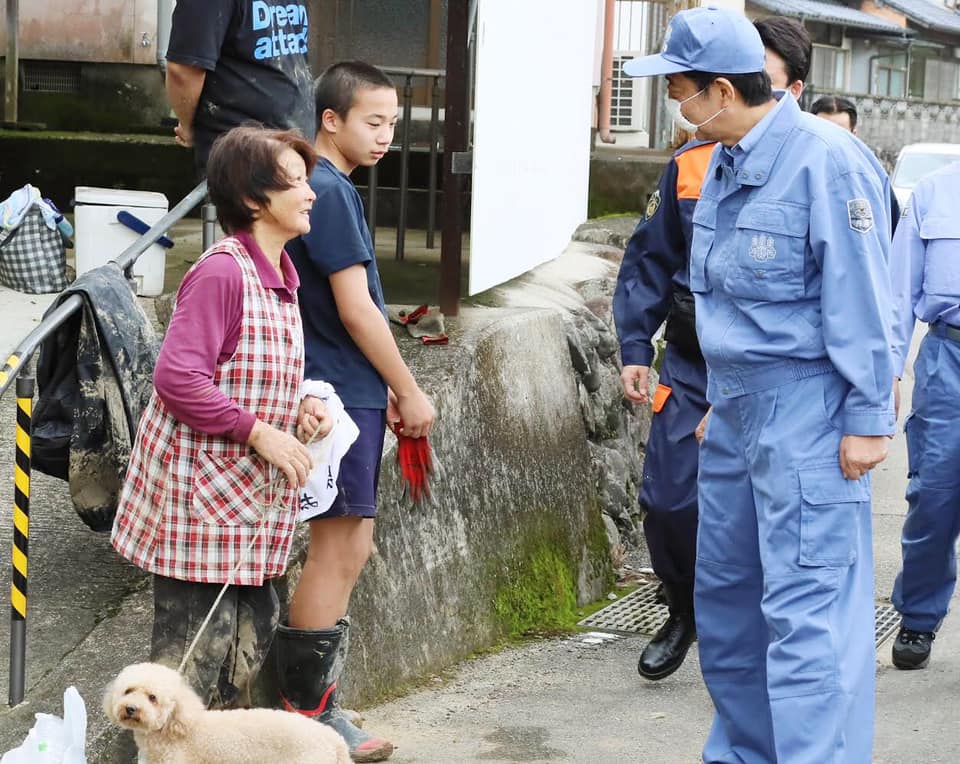 日本首相安倍晉三（右）自武漢肺炎疫情爆發以來，幾乎不眠不休地工作，健康拉警報。 圖：翻攝自日本首相官邸臉書