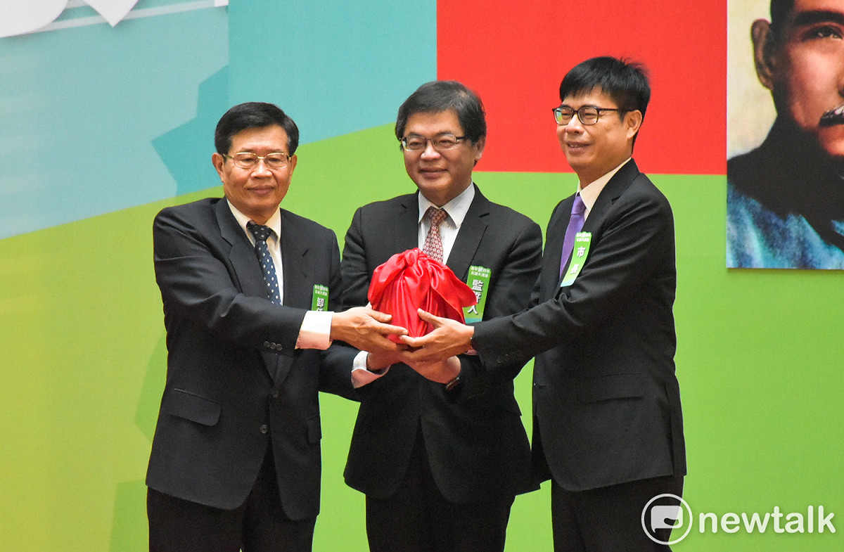 陳其邁(右)自代理市長楊明州(左)手中接下市長印信。　 圖：孫家銘／攝