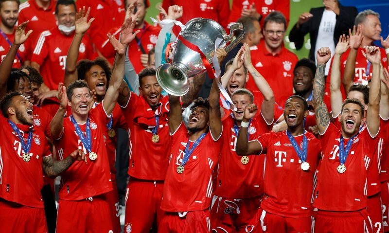 拜仁慕尼黑奪得歐冠，幫助球隊打進致勝球的Kingsley Coman捧盃。 圖／美聯社／達志影像