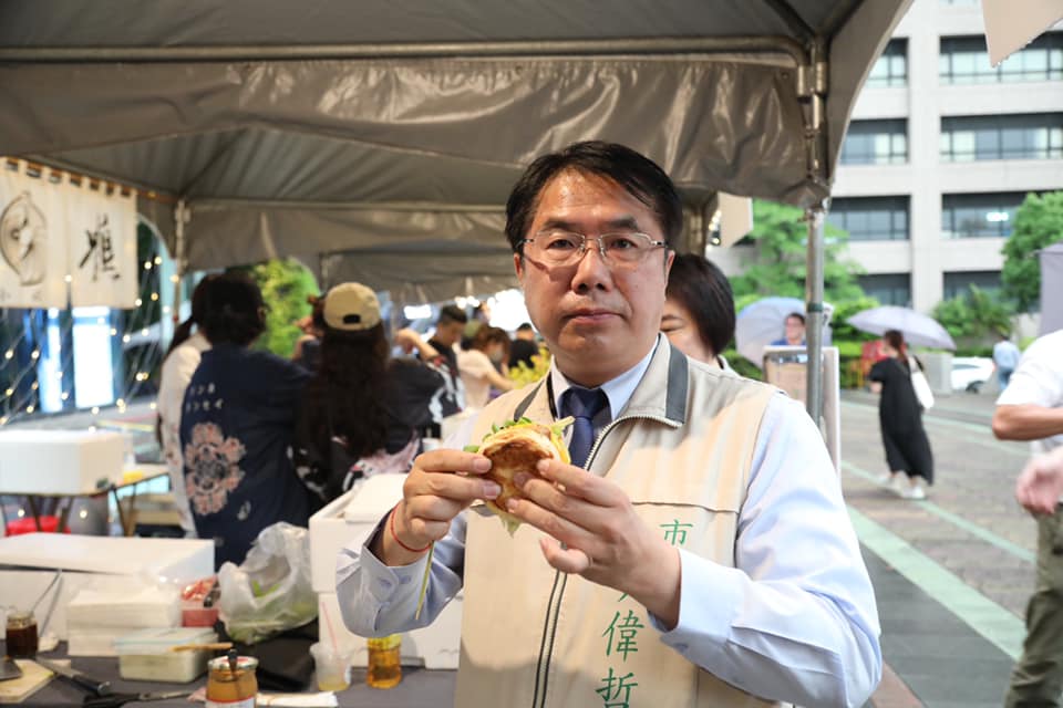 台南市長黃偉哲參與活動未戴口罩，遭衛生局開罰。 圖：取自黃偉哲臉書