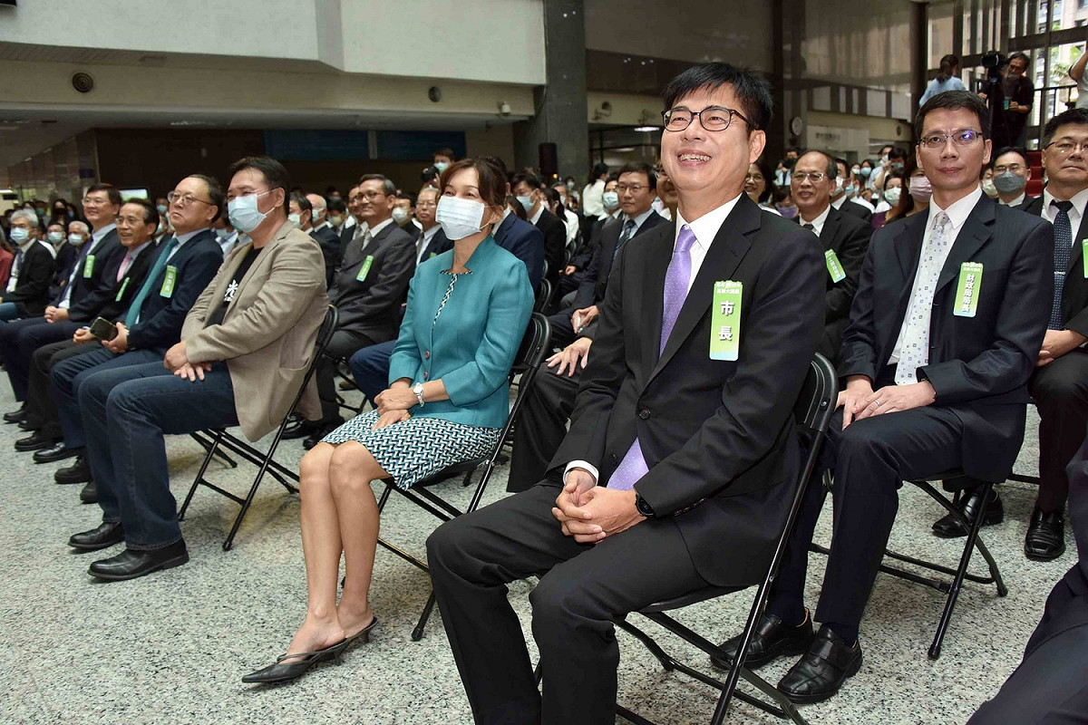 高雄市長陳其邁就職，妻子吳虹及兒女皆到場支持。 圖：陳其邁臉書