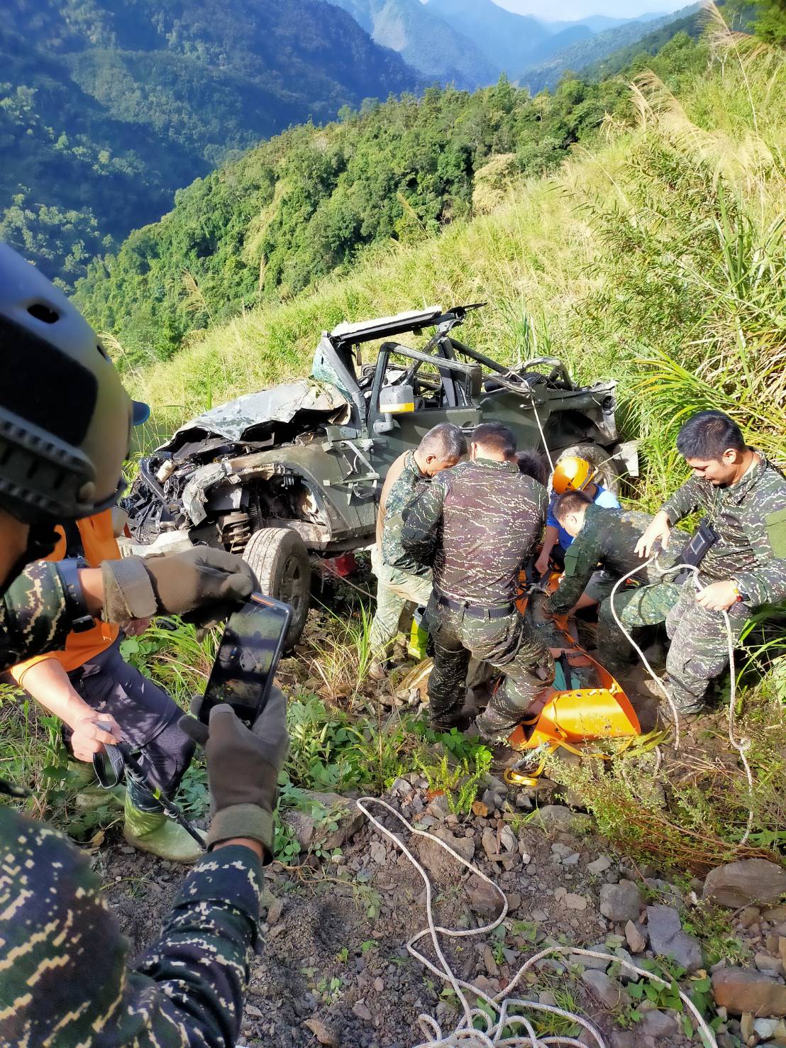 一名22歲的蒙姓駕駛兵上午駕駛軍用吉普車，疑因不熟路況，墜落山谷。 圖：翻攝自網路