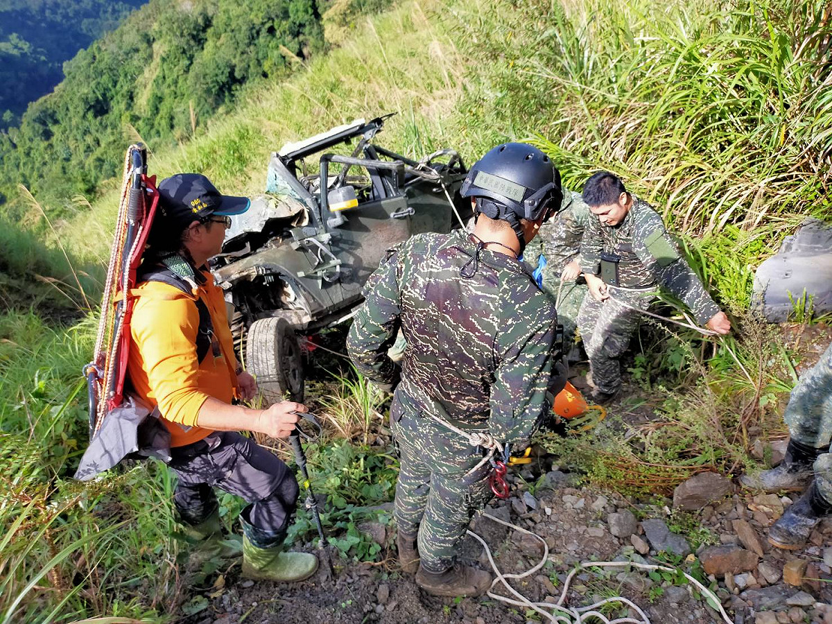 同袍緊急聯絡消防人員協助脫困。 圖：翻攝自網路