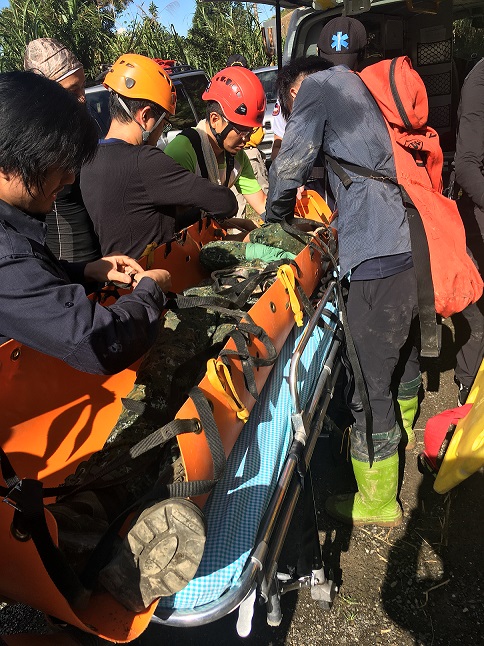 蒙姓駕駛兵疑因不熟悉路況，在林道坍塌處會車時連人帶車翻墜80公尺深谷。 圖：翻攝自網路