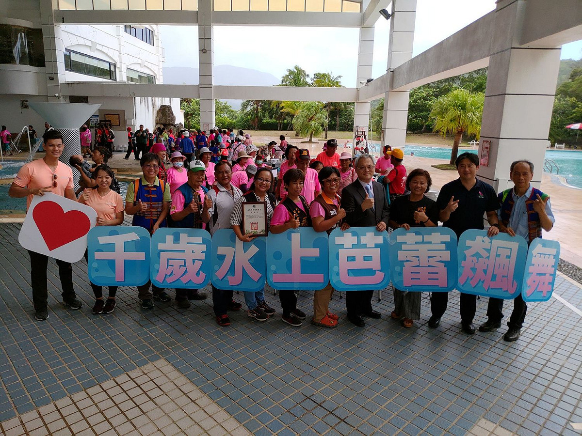 千歲水上芭蕾由屏東縣政府衛生局長施丞貴(右四)、銀髮族健康管理教練葉秝均(左二)、小墾丁渡假村總經理張福生(右二)與策展人黃耀寬等來賓頒發結業證書 圖/黃耀寬提供