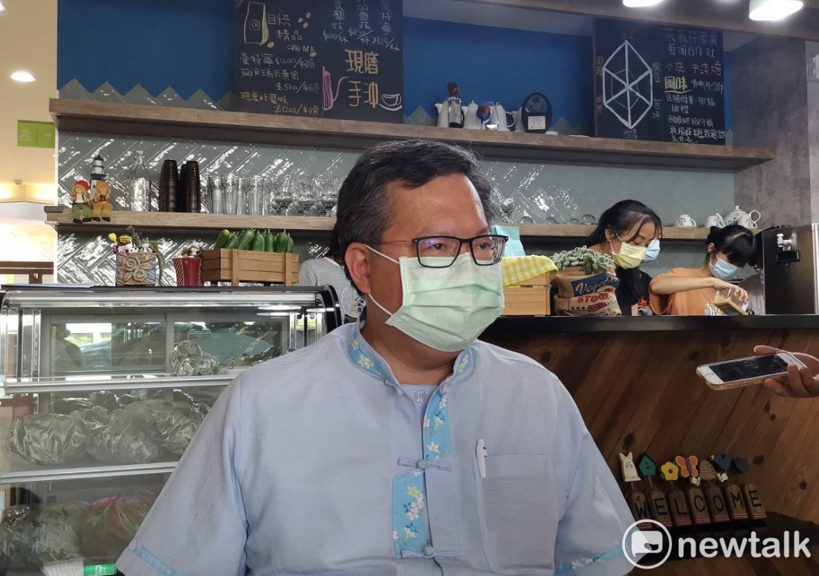 鄭文燦指出，地方首長雖然在演講或拍照時可能會拿下口罩，但在密閉空間還是要戴上口罩。 圖：林昀真／攝
