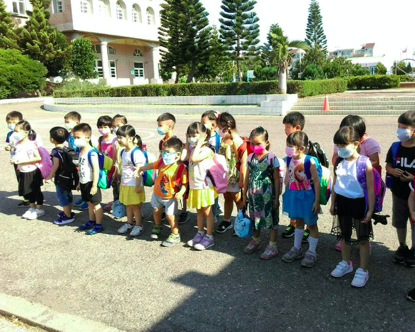 中央流行疫情指揮中心表示，因應開學在即，已協調增產兒童口罩數量，家長一定買得到。（示意圖） 圖：布新國小/提供