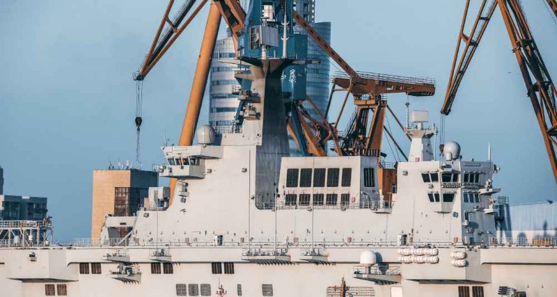 解放軍075型兩棲攻擊艦首艦在中國網路票選上，命名為「台灣號」的得票最高。 圖：翻攝微博