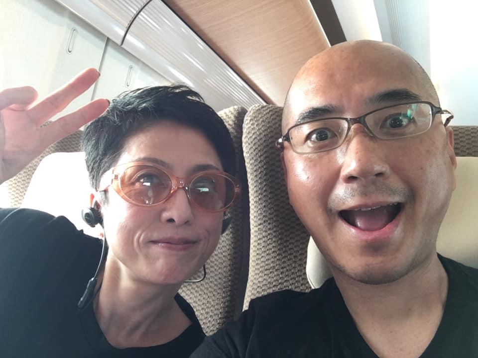 此情可待成追憶！日本參議員蓮舫（左）難得與前夫村田信之一同出遊，留下有別於政壇幹練的搞笑照片。 圖：翻攝自村田信之臉書