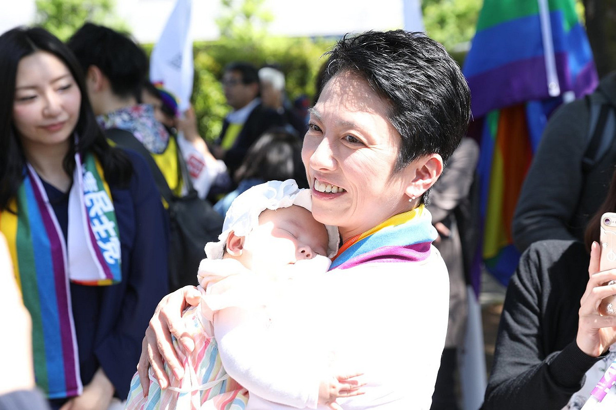 現年52歲的蓮舫（前）遺傳母親的美麗氣質，在日本政壇刮起美女旋風，她從政表現亮麗，也勤跑基層，深得民心。 圖：翻攝自蓮舫臉書