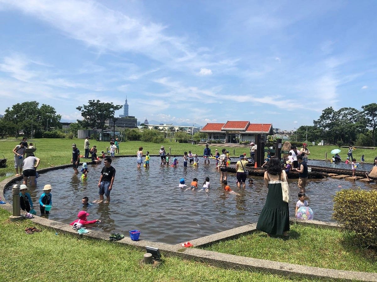 公園內親水池免費開放至9/30。 圖：台北市工務局／提供