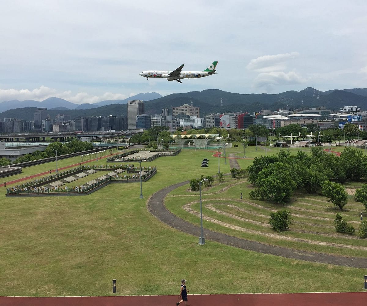 鄰近松山機場的內湖運動公園上空不時有飛機低掠而過。 圖：台北市工務局／提供