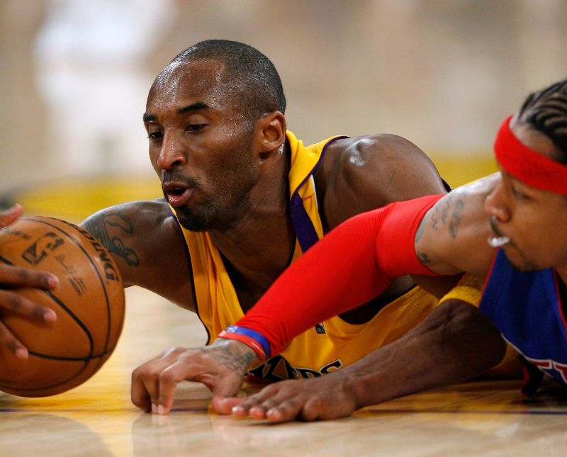 Kobe Bryant(左)和Allen Iverson(右)倒地爭搶球權。 圖／美聯社／達志影像