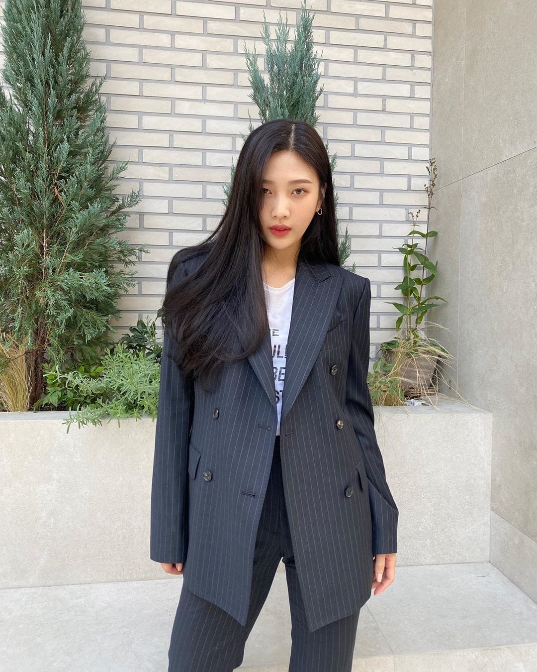 Red Velvet成員JOY日前因身上的衣服印有女權字樣惹議。 圖：翻攝自JOY IG