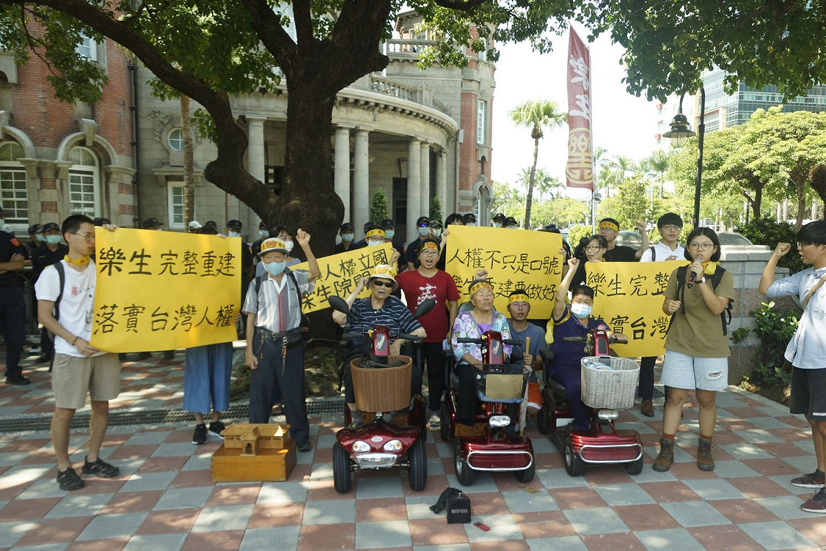 樂生療養院院民與公民團體今日上午至監察院前陳情，舉發樂生療養院舊院區重建過程的爭議。 圖：青年樂生聯盟