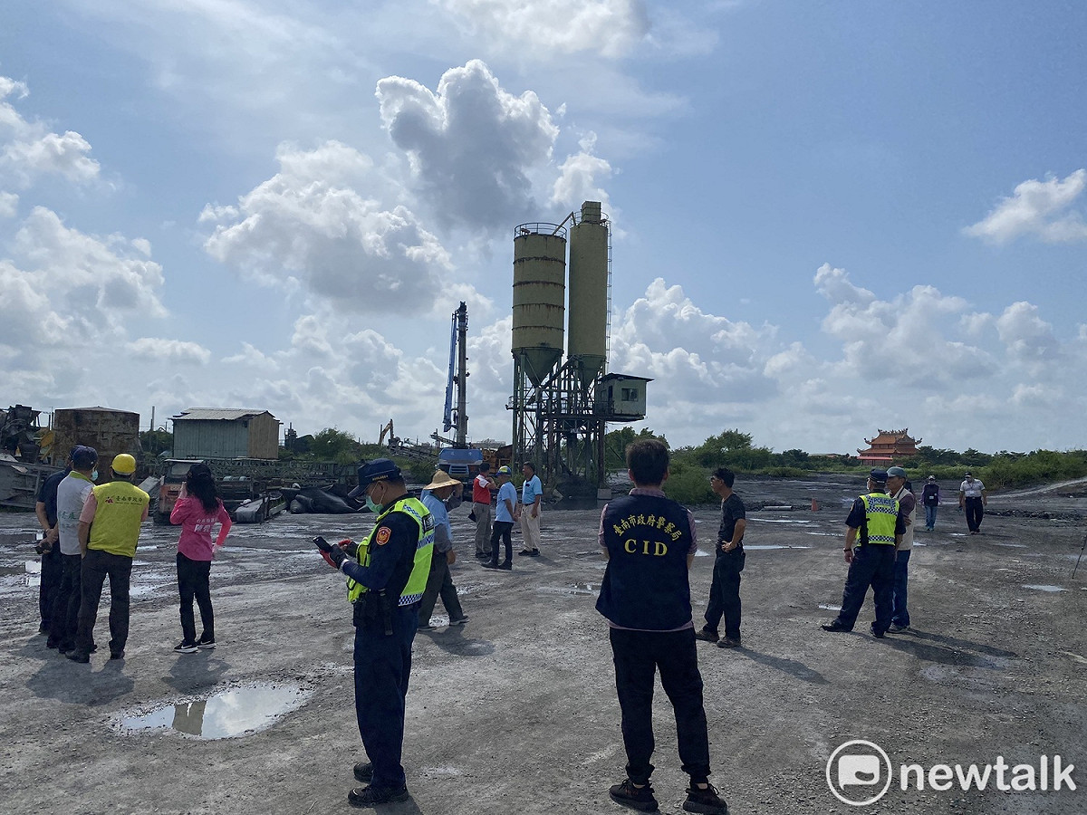 台南竑榮實業因設置水泥產業園區引發地方爭議，台南市政府今日再度聯合稽查竑榮實業，並在經發局、地政局、環保局的聯合監督下，依稽查結果自行拆除違建與水泥機具。 圖：黃博郎／攝