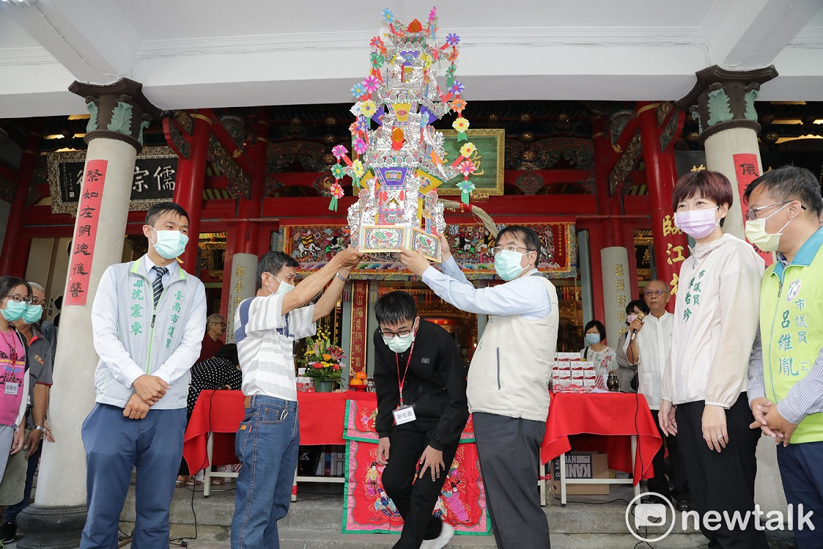 台灣臨濮堂施姓大宗祠辦理「做十六歲」的儀式，台南市長黃偉哲也現身為轉大人的少年家祝福，並高舉「七娘媽亭」讓所有的少年朋友都能繞亭三圈。 圖：黃博郎／攝