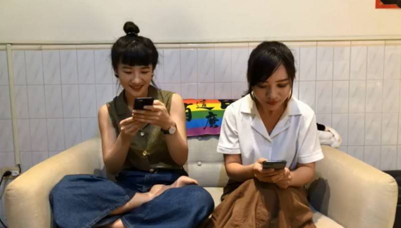 黃捷（右）妹妹黃蓉（左）自稱，自己變成時力人頭黨員，在此次決策委員會選舉「被投票」。 圖：翻攝黃捷臉書