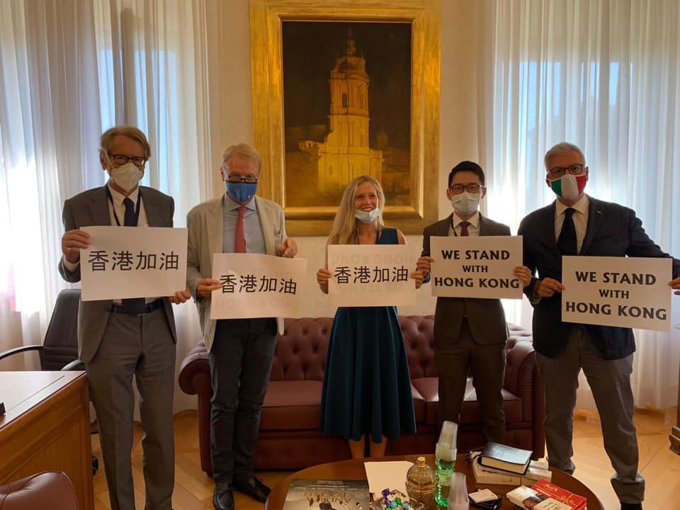 前香港眾志創辦人羅冠聰（右二）急赴義大利阻撓中國外交部長搞大外宣，獲得當地議員支持相挺。 圖：翻攝自羅冠聰臉書