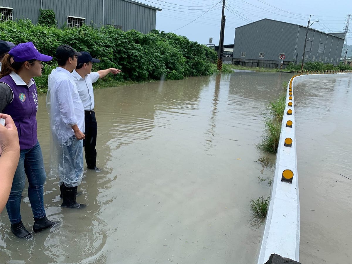 陳其邁今日上午視察岡山各地水利設施。 圖：取自陳其邁臉書