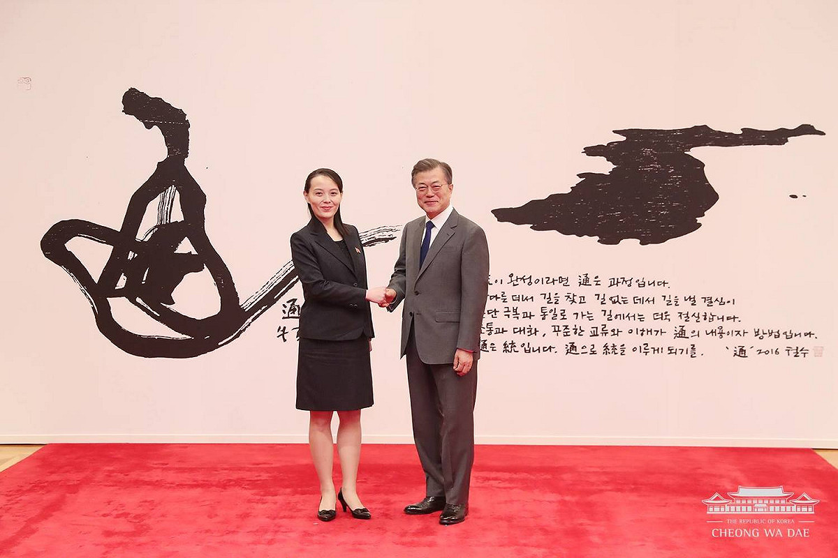 金正恩之妹金與正（左）逐步接手多項重要任務，也在2018年單獨代表與韓國總統文在寅會談。 圖：翻攝自韓國青瓦台臉書