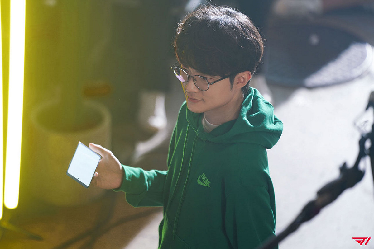 SKT 為了宣傳旗下 5Ｇ雲端遊戲服務找來了《英雄聯盟》明星選手 Faker拍攝廣告 圖：翻攝自 T1 官方粉絲專頁