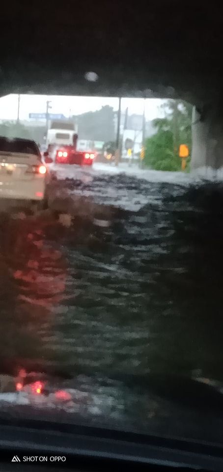台鰻網友PO出現在台南道路狀況，並寫下仁德後壁區86快速橋下淹水。很多機車都拋毛。 圖：翻攝台南爆料公社臉書社團