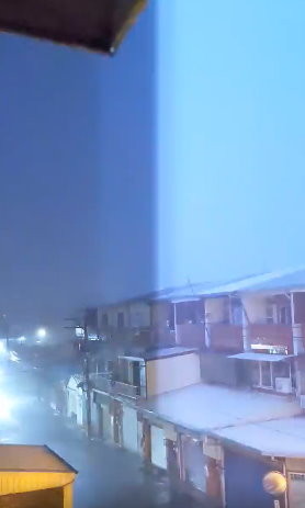 也有台南網友今天凌晨PO出打雷閃電的畫面，直呼不用睡了。 圖：翻攝台南爆料公社臉書社團