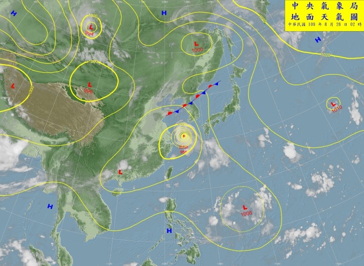 從氣象局地面天氣圖上也可見，菲律賓東方海面上有一低壓擾動。 圖：中央氣象局/提供