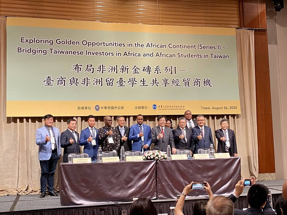 中華民國國經協會今舉辦「布局非洲新金磚」系列研討會，索馬利蘭駐台代表穆姆德（左六）、南非駐台代表麥哲培（左四）、史瓦帝尼大使館經貿投資處長葉衛綺（左三）和史瓦帝尼王國王子班柯希（後排右一）等非洲國家代表出席。 圖：外交部提供