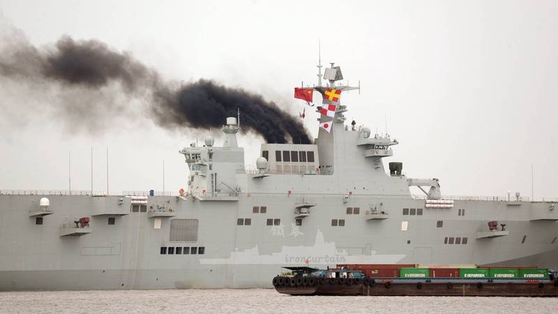 中國解放軍首艘的075型兩棲攻擊艦返航，被拍下多張冒黑煙照片。 圖：取自Chris Cavas推特