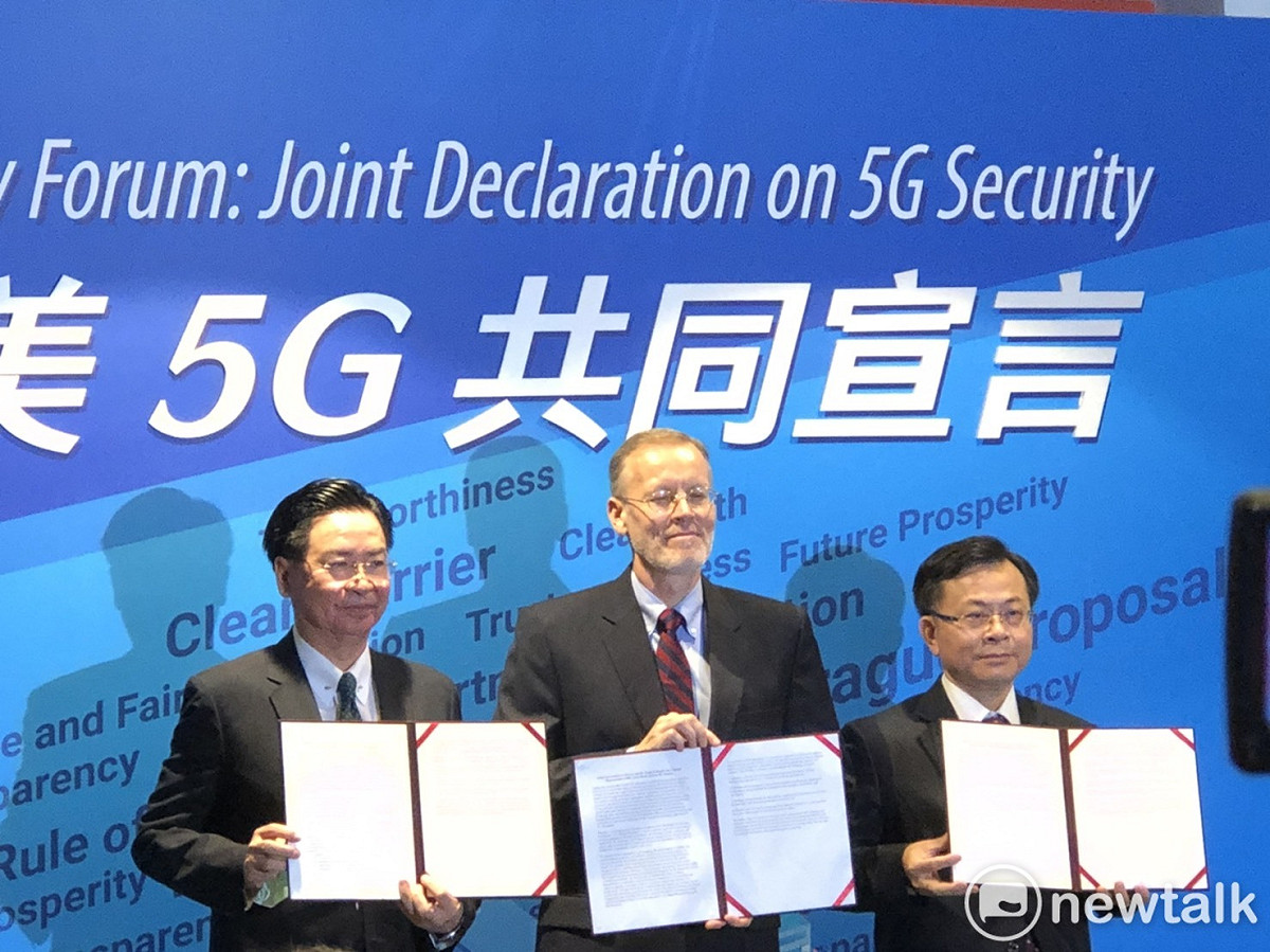 今（26）天下午發布台美5G安全共同宣言。包括AIT處長酈英傑中）、外交部長吳釗燮（左）和國家通訊傳播委員會（NCC）主委陳耀祥（右）均到場致開幕詞。 圖：謝莉慧/攝
