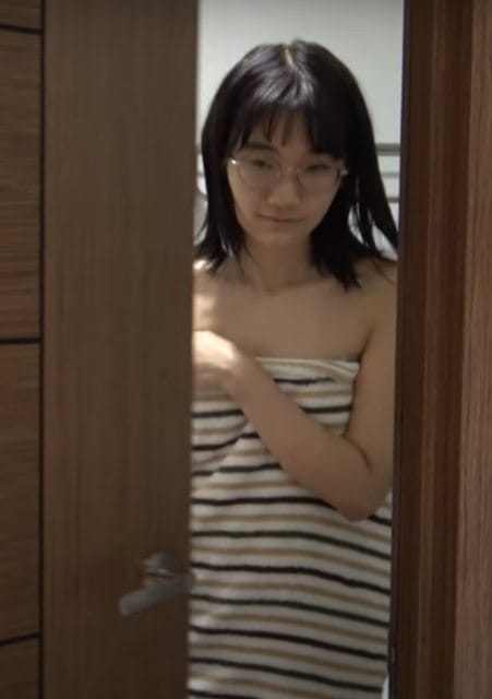 愛莉莎莎洗完澡後素顏裹著浴巾從浴室出來。 圖：翻攝YouTube