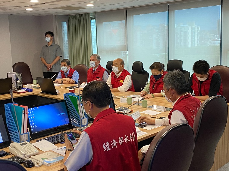 行政院長蘇貞昌關切各地豪雨災情以及應變作業，今（26）日下午前往經濟部水災緊急應變小組視導。 圖：水利署提供