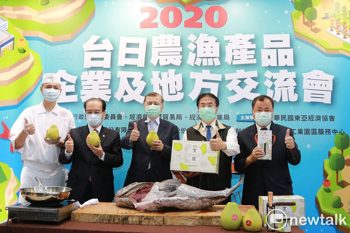為推廣南台灣三大縣市在地農漁特產，東亞經濟協會攜手東元集團旗下餐飲品牌，在南港軟體工業園區舉辦「台日農漁產品企業及地方交流會」論壇及展售會，邀請台南市、高雄市、屏東縣農漁會與食品製造商等進行媒合行銷。 圖：台南市政府／提供